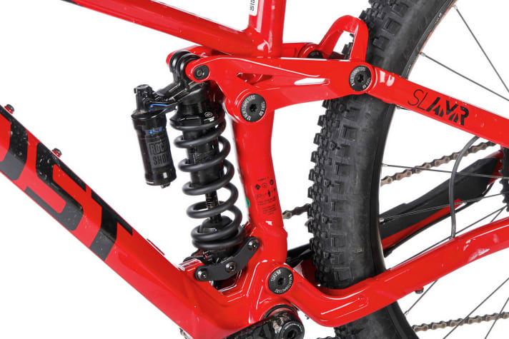   Ghost SL AMR 6.7 AL: A question of philosophy. The steel shock requires less maintenance and is sensitive, but weighs around 500 grams more than an air shock. If the rider's weight changes by more than five kilos (e.g. heavy rucksack), a different spring may be required.