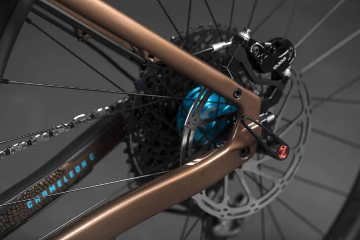   With the dropout, the chainstays can be extended from 415 to 430 millimetres.