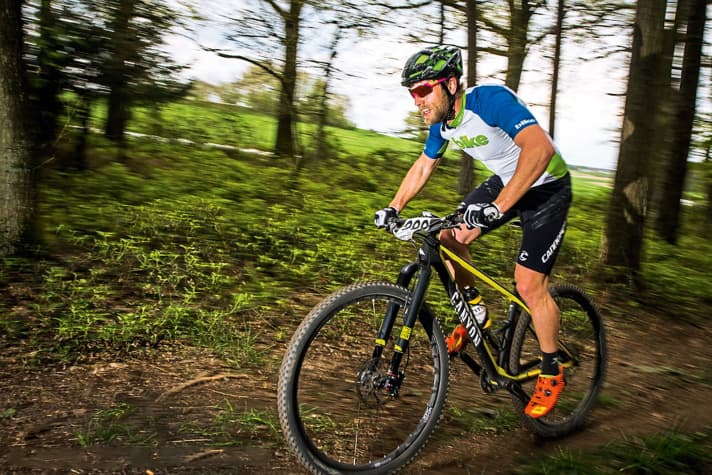   Rennerprobt:  Erste Rennluft schnupperte das Exceed beim Obi-Cup in Abensberg. Auf wurzeligen Waldpassagen tritt man sitzend bergauf, hier war die Komfort-Stütze gefordert.   