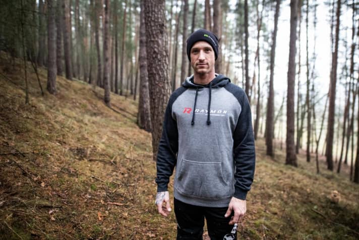   Mit Johannes Fischbach holt sich R Raymon den zweiten Racer ins Boot. Der erste – Bruno Spengler aus der DTM – ist aber eher auf vier Rädern zu Hause und sitzt nur in seiner Freizeit auf dem Bike.