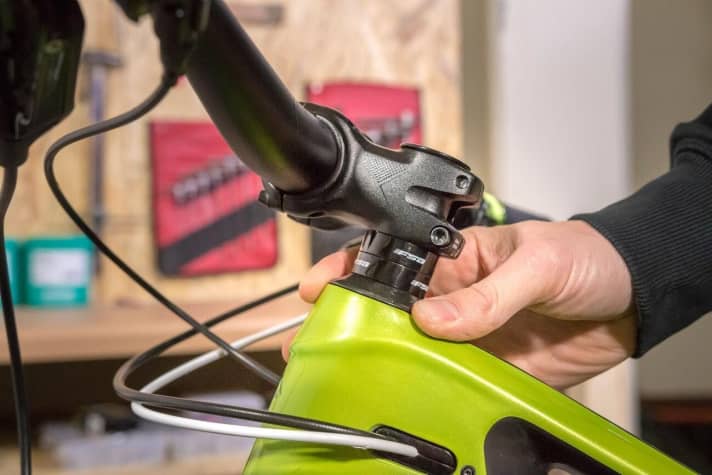   Ob der Steuersatz locker ist, kann man überprüfen, indem man die Vorderradbremse mit der linken Hand zieht und das Bike bei gezogener Bremse im Stand leicht vor- und zurückbewegt. Während das Bike auf der Stelle vor- und zurückwippt, überprüft man mit der rechten Hand,ob der Steuersatz Spiel hat. Das Spiel kann am oberen oder unteren Lager auftreten.
