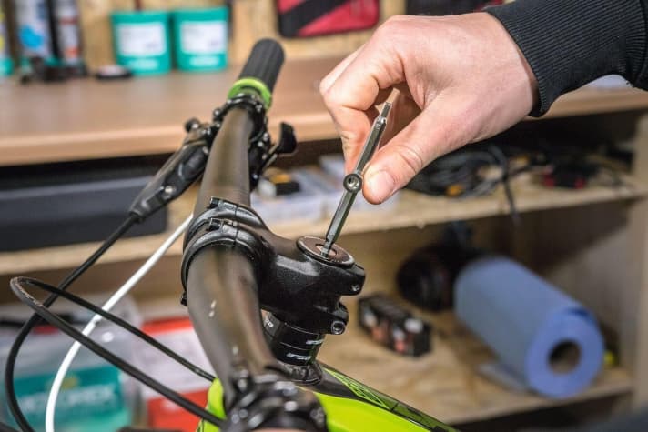   The bearing play is adjusted with the screw in the centre of the headset cap. The further you turn the screw to the right, the lower the bearing play. Be careful when adjusting - the screw is only used for adjustment! A quarter turn is often enough to eliminate the play. As soon as the headset has no more play, do not tighten the screw any further.