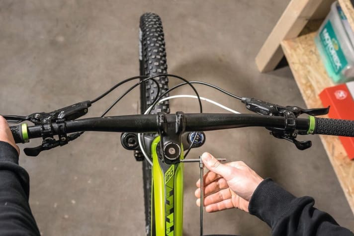   Before finally tightening the stem, briefly lift the front wheel and check whether the headset still runs freely. If the headset runs roughly, the screw has been tightened too tightly or the bearings are worn. If the headset runs freely, align the stem in the centre and tighten it again.