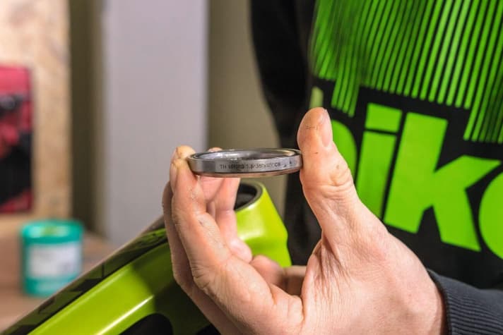 The industrial bearings can now be checked for wear. If the industrial bearings are running rough, they should be replaced. The corresponding number on the industrial bearing can be used to find a suitable replacement. In most cases, only the lower bearing needs to be replaced. In the case of pressed headset bearings, it may not be possible to remove them individually and without tools.