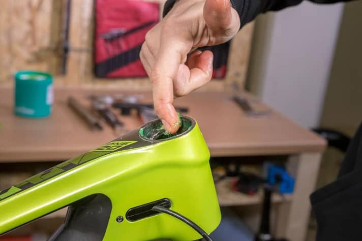 Wie man den Steuersatz richtig fettet, lesen Sie <a href="service/schrauber_tipps/steuersatzlager-tauschen--fetten--so-wird-gemacht/a40626.html"  rel="noopener noreferrer">in dieser Service-Anleitung</a> .