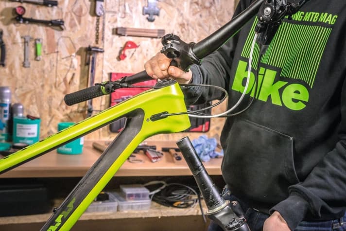 Finally, push the fork back into the head tube. Slide the dust cap and centring ring over the steerer tube up to the upper headset bearing. Remove excess grease from the steerer tube. Refit the spacer, handlebar/stem and Ahead cap. Fit the wheel and front brake and adjust the headset so that there is no play.