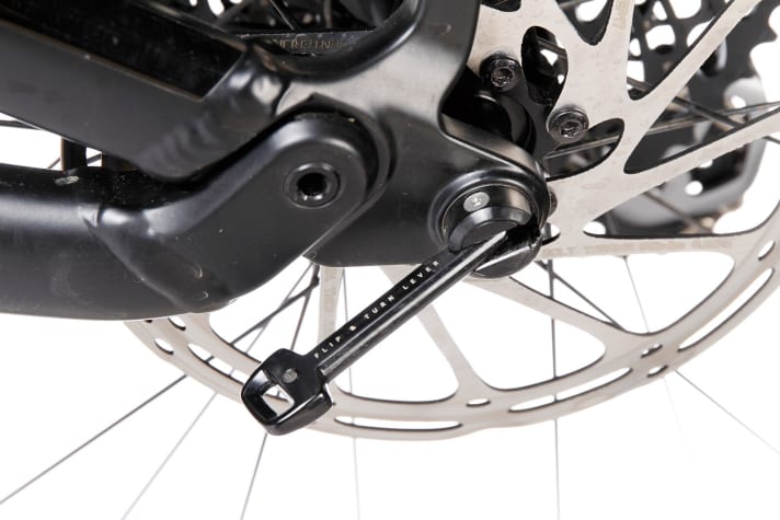   Canyon Spectral CF 8.0: The lever for operating the thru-axle has been integrated into the axle for a tidy look.