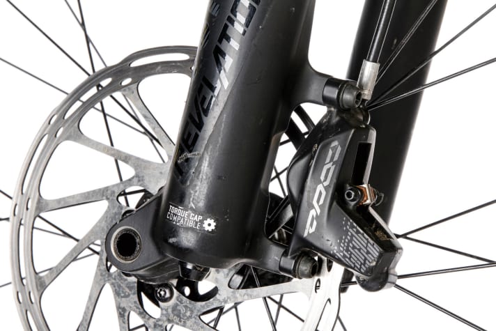   Merida One-Forty 800: Srams Code-Bremsen sind nachweislich als solider Anker bekannt und konnten bereits im BIKE-Labor glänzen. In Verbindung mit den nicht mehr ganz neuen Belägen und Scheiben zeigte sich dieses Testexemplar jedoch ungewöhnlich schwach.