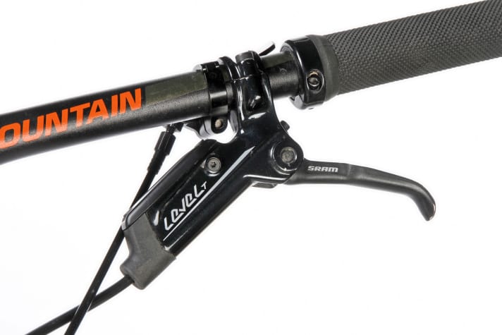   Rocky Mountain Instinct A50: Die günstigen Sram-Level-T-Bremsen mit 180er-Scheiben packen weniger kraftvoll zu. Vor allem schwerere Fahrer vermissen Brems-Power.