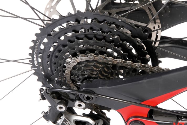   YT Industries Jeffsy 29 AL Comp: Mit Hilfe der E13-Kassette (9–46 Zähne) haucht YT seinem 11fach-Antrieb mehr Bandbreite ein, als der 12fach-Eagle-Antrieb bietet. Für einen leichteren Klettergang wäre aber ein kleineres Kettenblatt als eines mit 32 Zähnen sinnvoll.