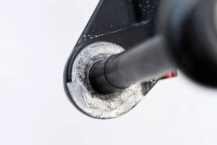   Rockshox and X-Fusion have wide milled dropouts, which can accommodate hubs with a wide 30-millimetre contact surface in addition to conventional hubs (contact surface with a diameter of 20 millimetres). However, the differences in torsional rigidity between the two versions are only between 1.5 and 6 per cent.