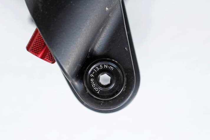   X-Fusion hat keinen Schnellspanner, sondern nur eine Steckachse mit Inbus-Schlüsselfläche. Muss man das Rad ins Auto laden oder hat einen Platten, ist man auf ein Mini-Tool angewiesen.