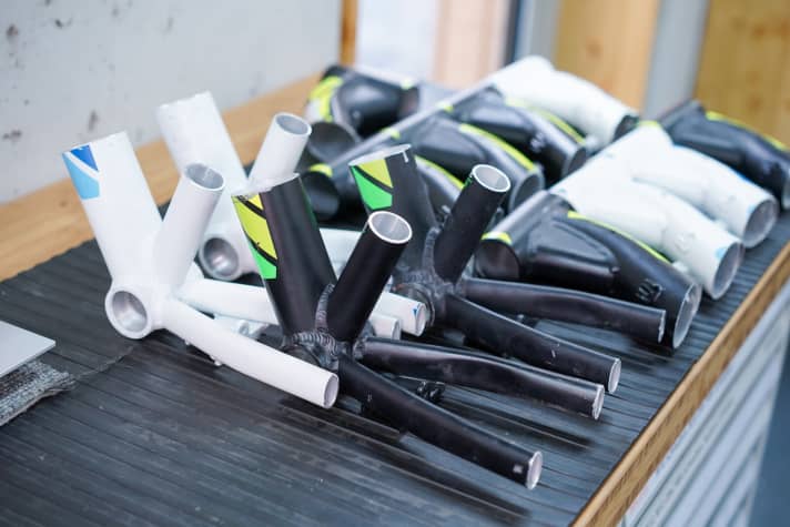   If a part fails, the damage is immediately and meticulously documented, for which the Zedler-Institut even has its own photo studio. The frame and parts are then sent back to the manufacturer. What can remain in the institute is reworked into decoration. These former frames here will serve as pen holders in future.