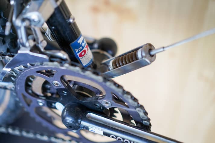   The top tube of the Slingshot is connected to the seat tube via a leaf spring, while a spring at the bottom of the bottom bracket keeps the steel cable under tension. This allows the frame to absorb road shocks. At least a tiny bit.