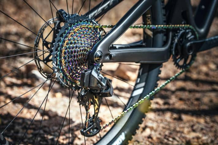   An unusual picture without cables. The openings in the frame are superfluous with the Sram AXS electric drivetrain.