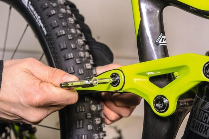   The first step is to unscrew the connection to be greased. Torx spanners are required for many rear triangles. Some bolted connections have to be held with a second spanner on the back to open them. However, the bolt is often incorporated into the rear triangle to prevent it from turning and is easy to loosen. Do not completely unscrew the bolt yet.