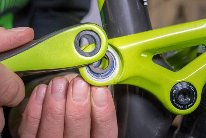   The rear triangle can now be opened at the appropriate point. Caution: If, as in our case, you separate the seat stay from the rocker, different washers often fall out of the joint. Make sure you remember where each washer is located! The seat stay can then be folded back or removed completely.