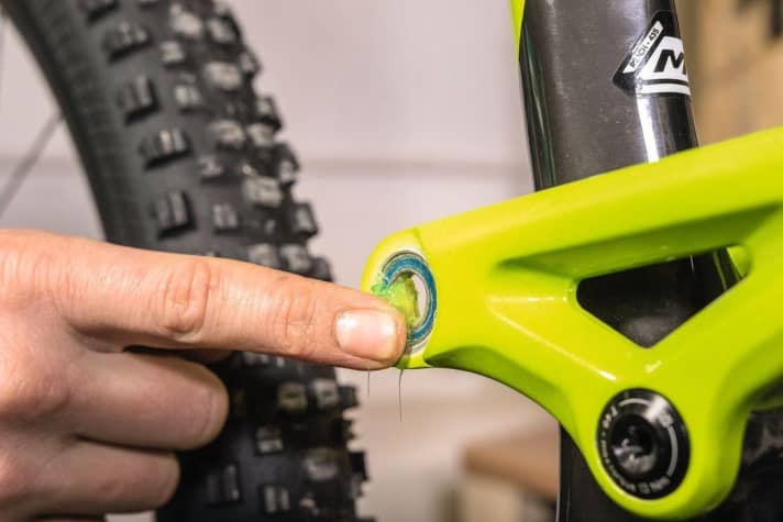   Now clean the corresponding bearings of the fullys and then coat them with grease. Then screw the rear triangle back together.