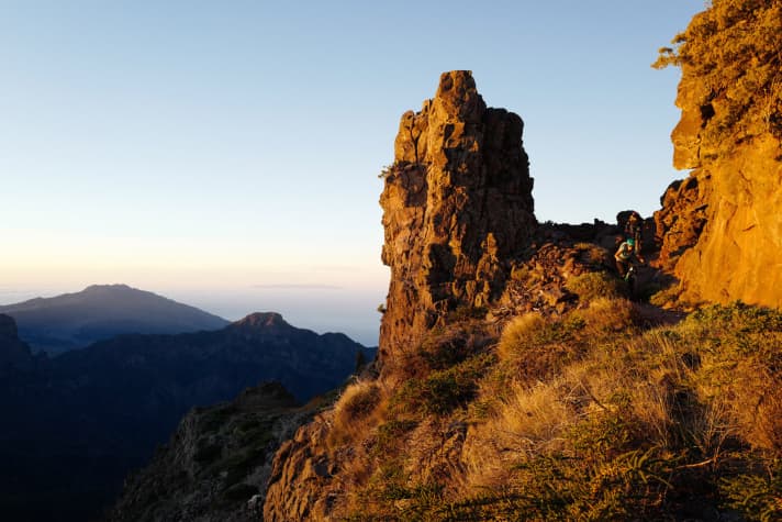   Im Sonnenaufgang Richtung Tal: Steffi liebt Early-Bird-Rides, für Hanka ist es eine neue Erfahrung. Hier sausen die beiden den Roque de los Muchachos runter – mit 2426 Metern Höhe mächtigster Gipfel auf La Palma.