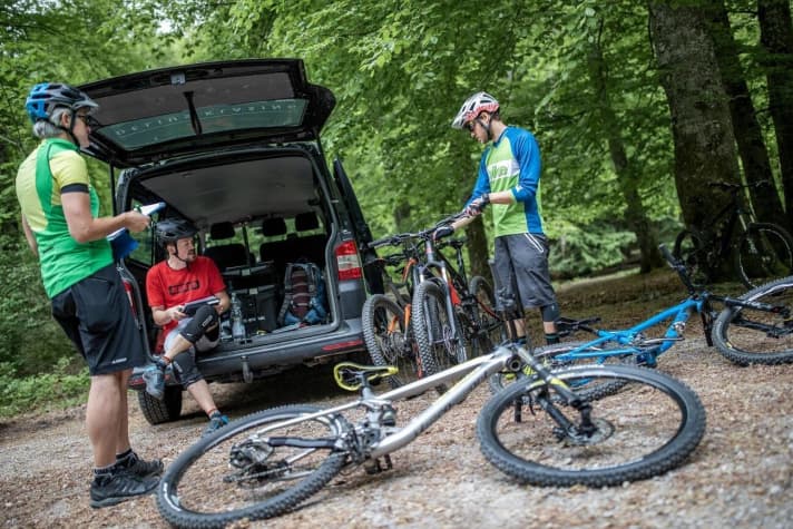   Zwei Leser, sechs Trailbikes bis 2000 Euro und eine knackige Testrunde sind die Zutaten in unserem Trail-Experiment: Welcher Leser würde sein altes Bike am Ende des Tages gegen eines der neuen Test-Bikes eintauschen?
