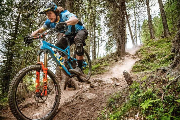   Downhill-Profi Wyn Masters wirbelt über den Nene Natur-Trail.