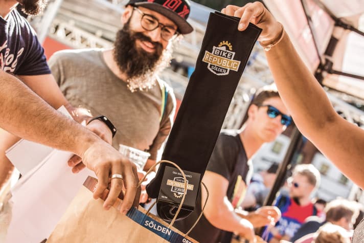   Langweilig wird es in der BIKE REPUBLIC praktisch nie: Beim Opening tricksen Danny MacAskill und Fabio Wibmer, während die Rasenmäher traditionell zur Schnitzeljagd blasen.