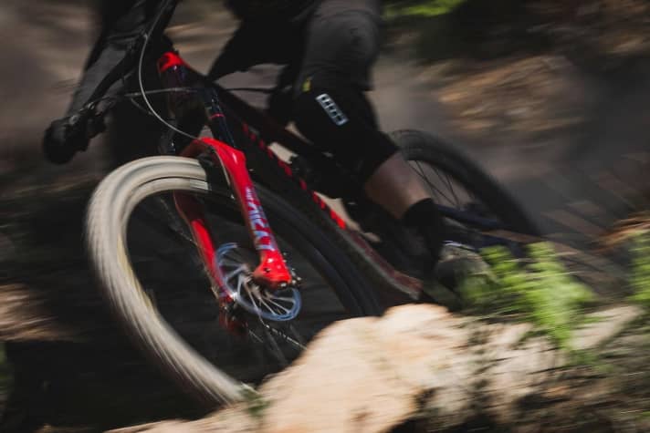 Wir konnten die neuen feuerroten Rockshox-Teile des kommenden Saison bereits testfahren – und haben es natürlich ordentlich laufen lassen. | n.