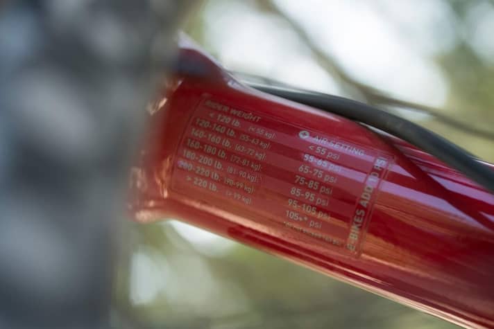 Ein Segen beim Einstellen bleibt: Auch auf den neuen Rockshox-Gabeln des Modelljahrgangs 2020 hilft eine Luftdrucktabelle beim Fahrwerks-Setup. Die Luftkammern bleiben im Vergleich zu den Vorgängermodellen übrigens unverändert. | t.