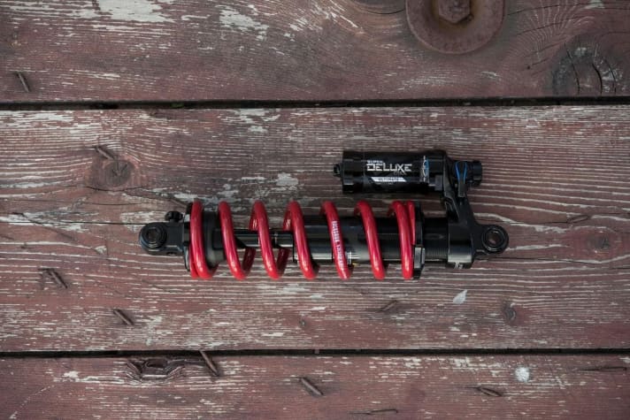 Die Feder für Stahlfederdämpfer gibts ab sofort auch in Rot. | t.