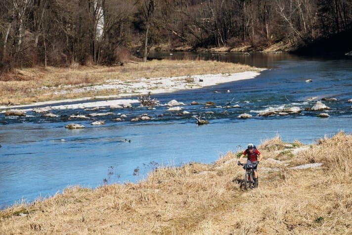   Am Flussufer, im Wald oder künstlich angelegt: Schmale Biker-Pfade gibt es in ganz Deutschland. Wir versuchen, die Besten zu einer West-Ost-Route zu verbinden.