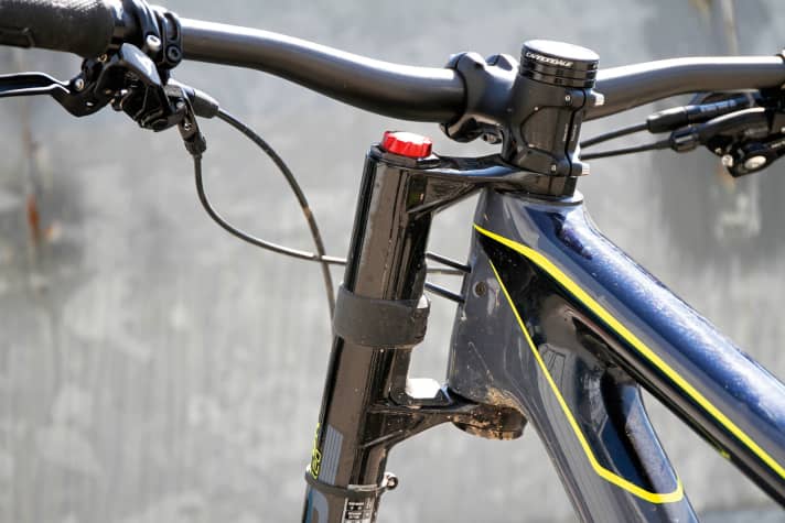   Cannondale: Wer denkt, die Lefty-Gabel würde sich mit nur einem Gabelholm auf dem Trail extrem verwinden, der irrt. Mit ihrer Doppelbrücken-Konstruktion war sie in vergangenen Gabeltests sogar steifer als herkömmliche Gabeln. Der fehlende Holm beeinträchtigt die Funktion auf dem Trail nicht.