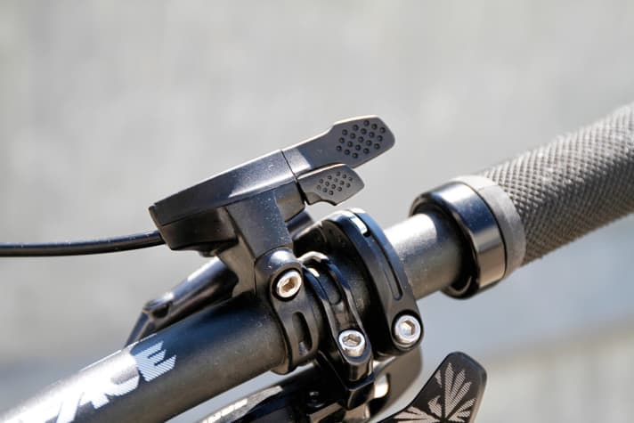  Rocky Mountain: Der Lockout-Hebel am Lenker blockiert lediglich den Dämpfer. Eine Zwischenstufe wie bei Cannondale gibt es hier nicht. Um die Gabel zu blockieren, muss man die Hand vom Lenker nehmen. Ein Hebel, um das komplette Fahrwerk zu sperren, wäre stimmiger, eine Trail-Plattform wünschenswert.