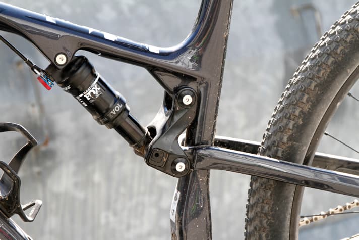   Rocky Mountain: The Ride 9 adjustment gets in its own way. With the trail-heavy geometry, the bike only has 109 millimetres of travel. The rear no longer harmonises with the fork. If you choose the setting with more travel, the steering angle becomes one degree steeper. Illogical.