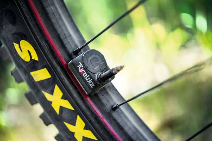   New Tyrewiz sensors measure the tyre pressure and send the information directly to the smartphone or speedometer. They also flash red if the tyre pressure is outside a specified range. The Quarq Tyrewiz sensors cost €200 for retrofitting. The electric gadget comes free with the Zipp wheelset.