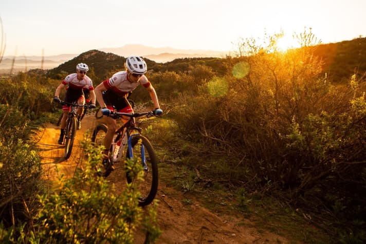   Das Race-Team fährt schon seit Mitte der letzten Saison auf dem neuen Bike. Angeblich wollten sie es gar nicht mehr hergeben und fuhren durch die Bank ihre besten Ergebnisse des Jahres auf dem neuen Bike ein.