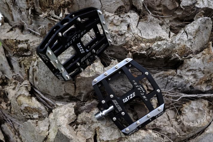   Neues Plattformpedal: Beim Tatze Mc-Air wurde viel Wert auf Dauerhaltbarkeit und Grip gelegt. Dafür sollen sorgen: die doppelt gedichtete Nadellagerung, eine große Standfläche und 14 scharfe Pins pro Seite.