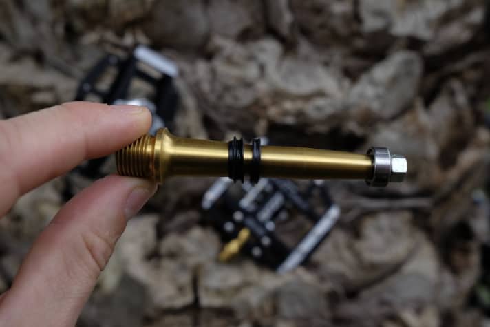   Doppelt gedichtet hält besser. Zwei hintereinanderliegende X-Ringe sollen wirklich keinen Dreck ins Innere der Tatze-Pedale durchlassen.