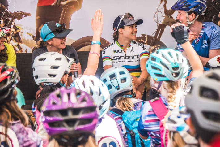   Vom US Kids Cup bis zum obersten Podium der Weltmeisterschaft inspiriert Kate Courtney Biker jeden Alters. Bei den Sea Otter Classics erzählte Kate ihre Geschichte im Rahmen des Little Bella Mountain Bike Events.