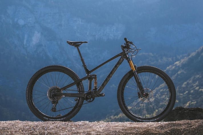   Wer es dezent mag, bekommt das Trek Top Fuel 9.9 auch komplett in Schwarz. Von jeder Modellvariante wird es aber zwei Farben zur Auswahl geben.