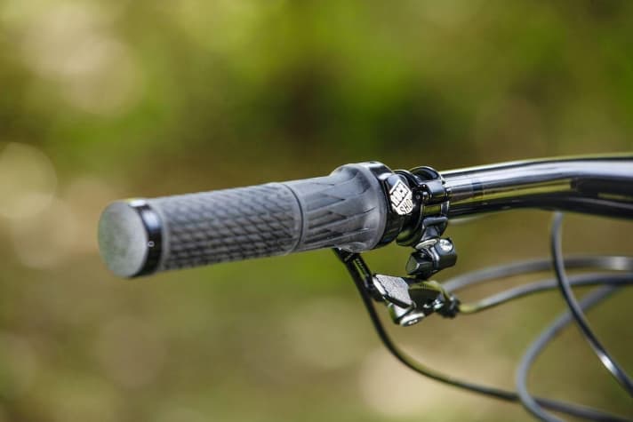   Trigger-Hebel für die Telestütze und Rockshox Twistloc zum Sperren des Fox-Fahrwerks sorgen für ein aufgeräumtes Cockpit.