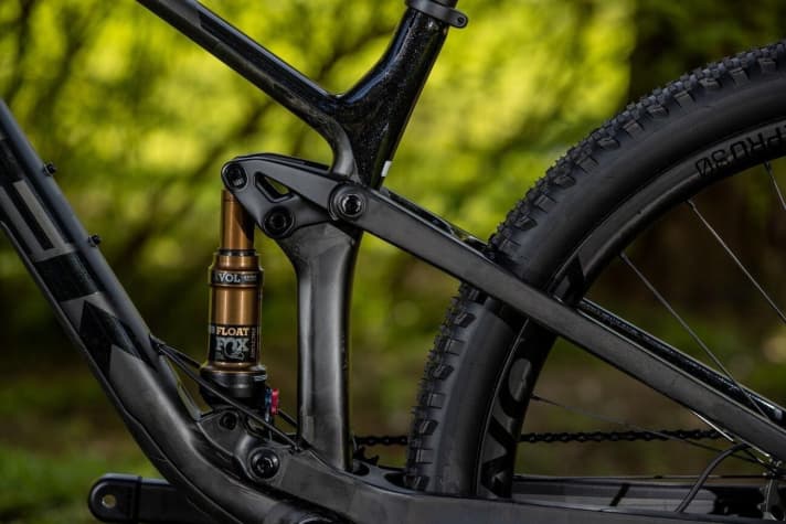   Auch beim neuen Top Fuel mit 115 Millimetern Federweg am Heck verzichtet Trek auf die Full-Floater-Anlenkung, bei der der Dämpfer schwimmend gelagert ist. Unser erster Fahreindruck am Gardasee war überzeugend.
