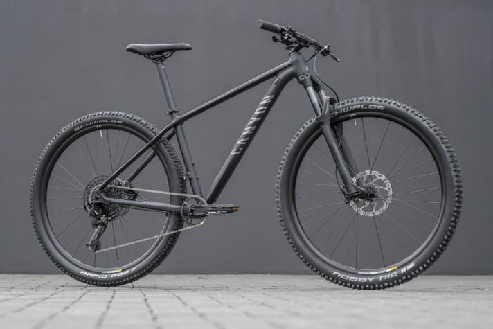   Clearly visible in direct comparison. The AL SL 7.0 for 1099 euros already relies on the new frame and trail-orientated equipment...