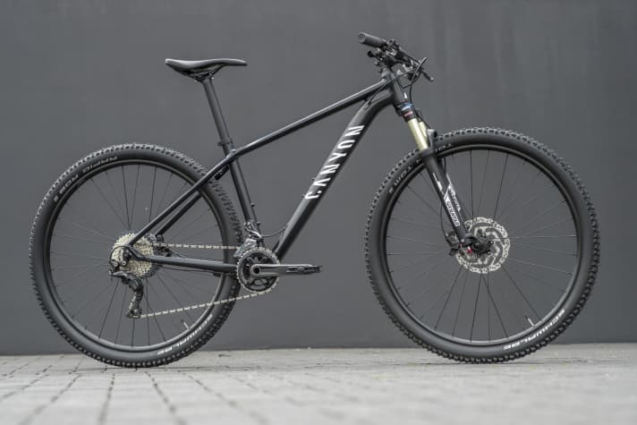   ...while the AL 6.0 is significantly shorter and steeper. No problem for moderate use, but the slightly flatter geometry has almost only advantages in technical terrain.