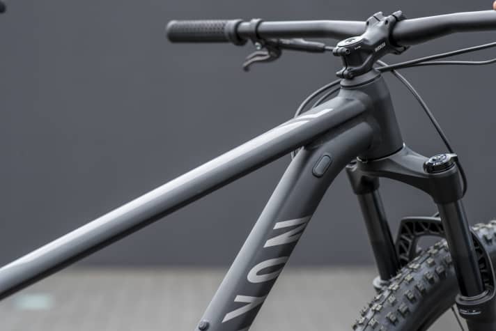   Rahmendetails auf dem neuesten Stand der Technik. Die Züge verlaufen formschön im Rahmeninnern und werden gegen nerviges Klappern im Rahmen durch Fixierungen gesichert.