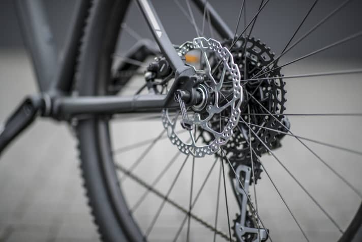   Standesgemäße Post-Mount Bremsaufnahme und Steckachsen stehen dem neuen Bike ebenfalls gut zu Gesicht. Wer möchte, kann aber weiterhin auch Schutzbleche verbauen.