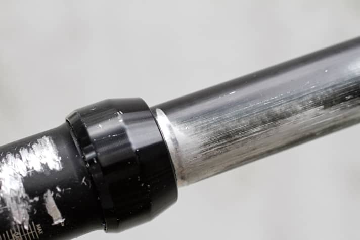   Replaced: The constant ups and downs in combination with mud were hard on the coating of the Giant seatpost. After 3500 km it was the end.