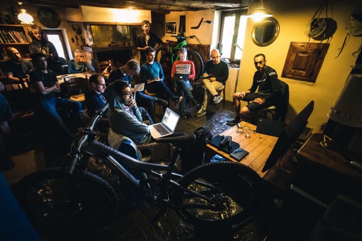   The new Occam saw the light of day at the press launch at Ainsa. In the foreground is the new bike, in the background in green is the prototype with aluminium frame and Rallon rear triangle.