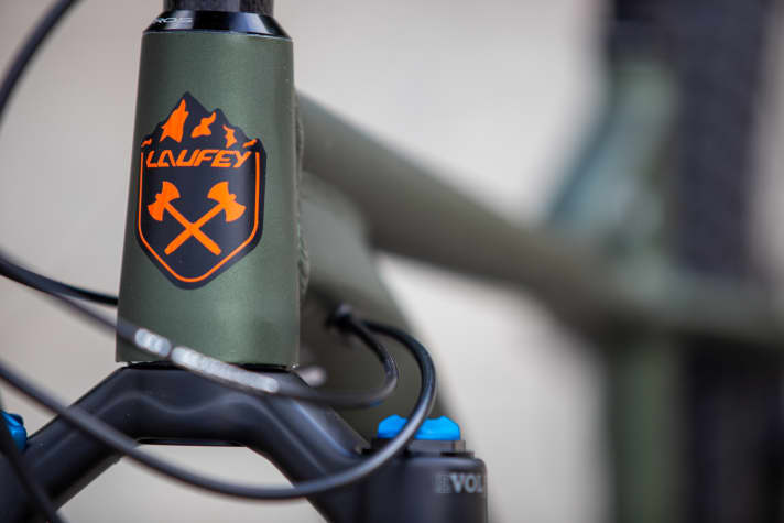   Das Logo erinnert ein bisschen an Holzfäller in den Rocky Mountains. Soll es sicher auch, denn das Trail-Hardtail von Orbea will genauso zuverlässig und unkompliziert sein.