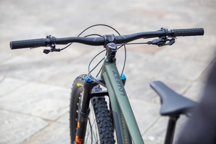   The frame finish of the pre-series is impressive. The wide handlebars and the longer reach are equally impressive. If the series looks the same, the Laufey could find many fans.