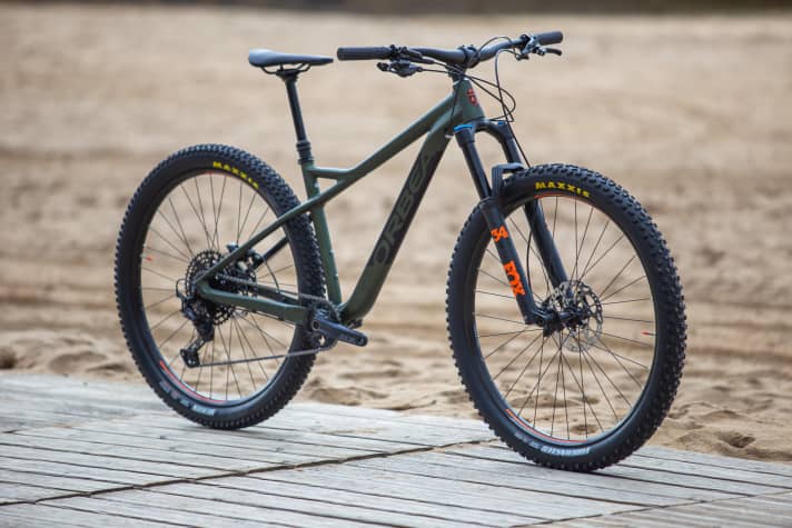   Drei Modelle zwischen 1299 und 1999 Euro wird es geben, alle kommen mit der hauseigenen Variostütze von Orbea, je nach Kundenwunsch mit 125, 150 oder 170 Millimetern Absenkung.